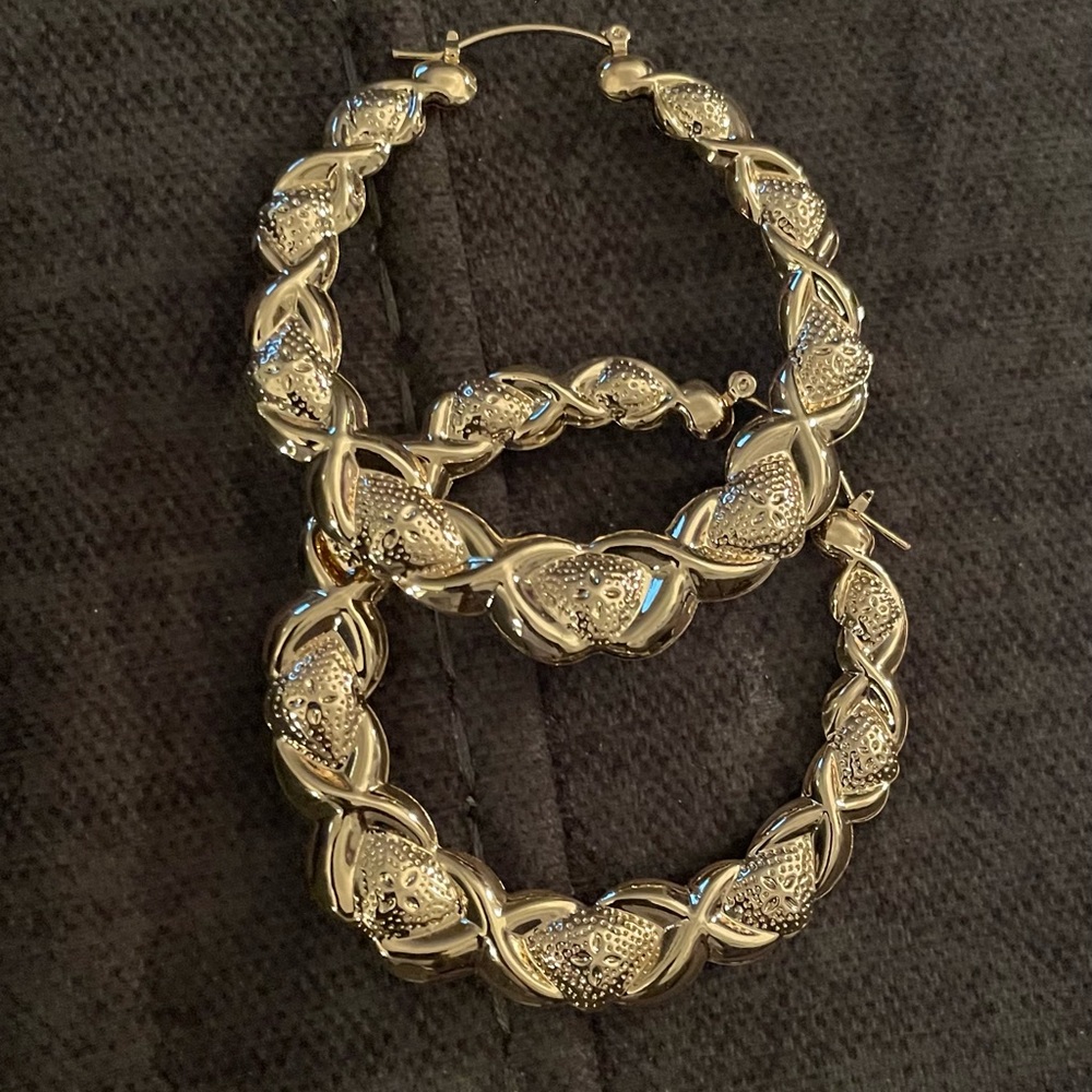 Gold 90’s style hoop earrings